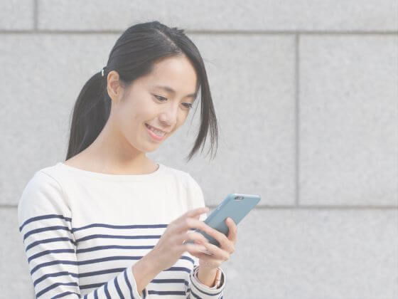 Woman receiving an employee communication alert by SMS